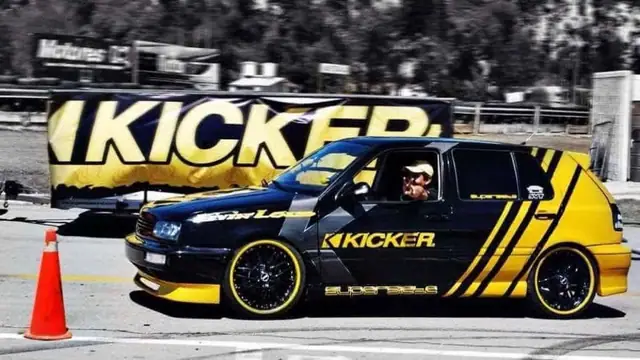 Volkswagen Golf — Build Kicker — Galaxi Sound build 3